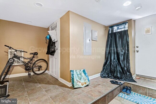 Building Photo - 1834 W Diamond St