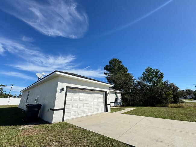 Building Photo - $500 OFF OF A MONTH OF RENT! Beautiful 4BD/2BA Home in Poinciana – No HOA Approval Needed! Pets W...