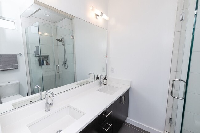 Building Photo - Large Upper Level 2 Bed/2.5 Bath Condo with Parking Near Brookland Metro