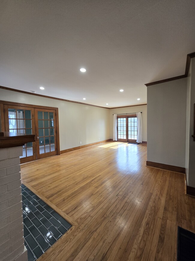 Building Photo - 1321 W Univ Ave