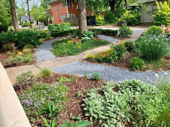 Building Photo - 1084 Sanders Ave SE