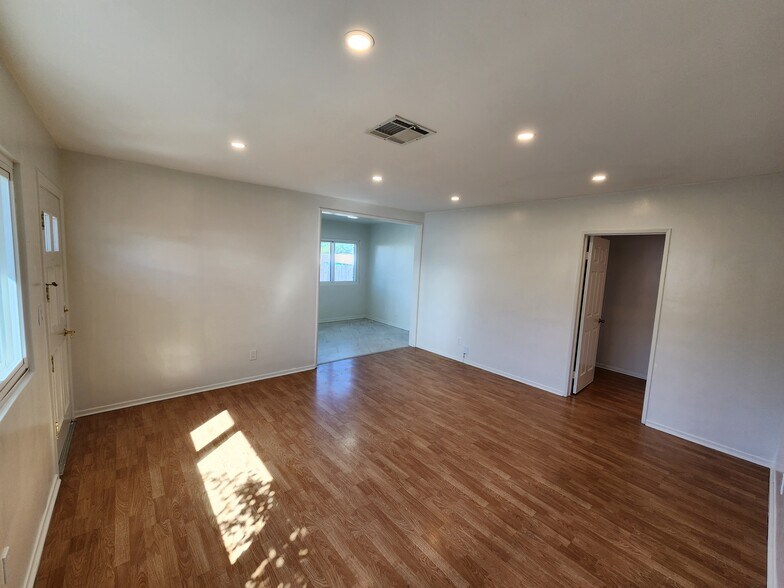 Building Photo - 10449 Cantara St