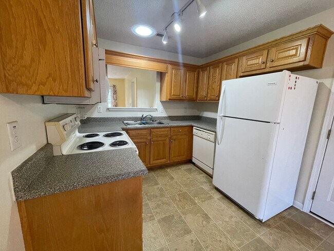 Building Photo - Nice Brick 3/2 House in Garden Lakes- $1,495