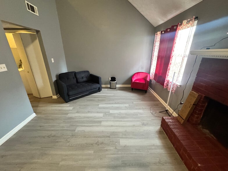 Building Photo - Room in Apartment on River Park Dr