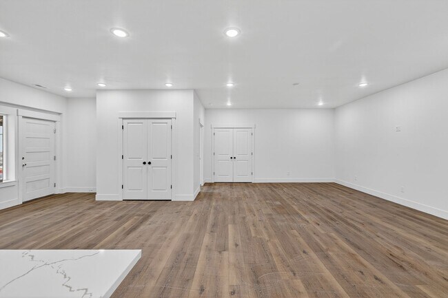 Building Photo - L199ER