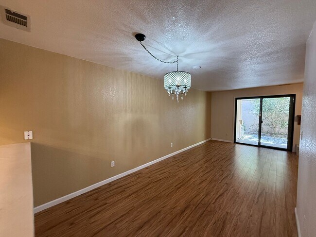 Building Photo - 2-bedroom condo near shopping, restaurants...