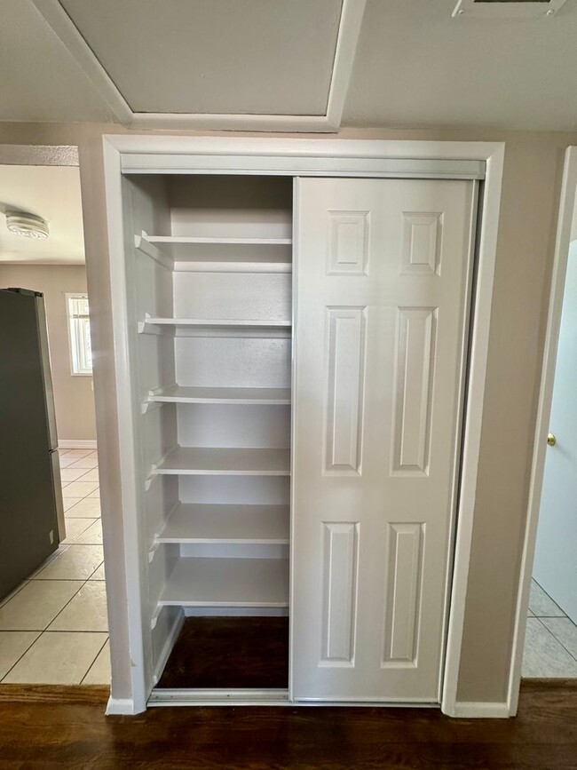 Building Photo - Updated 3 bedroom Centrally Located