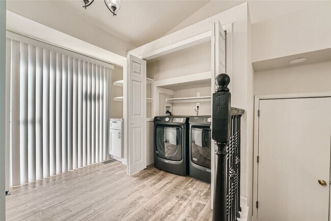 Building Photo - 5701 N Wagonwheel Trail