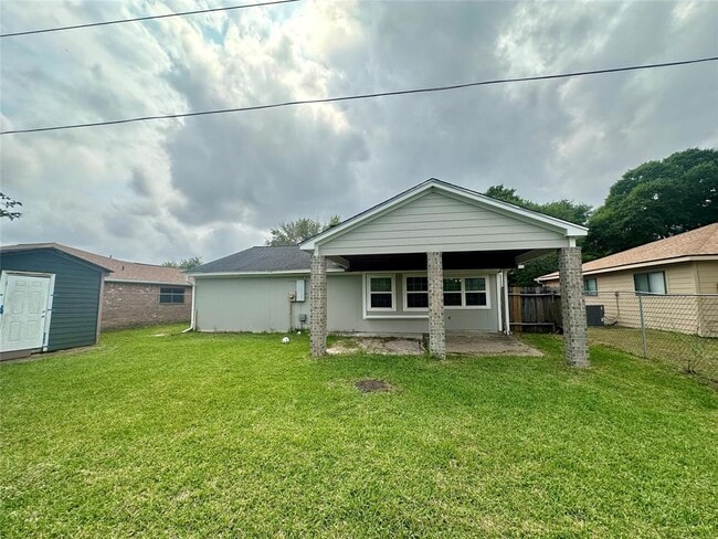 Building Photo - 8818 Fern Valley Dr