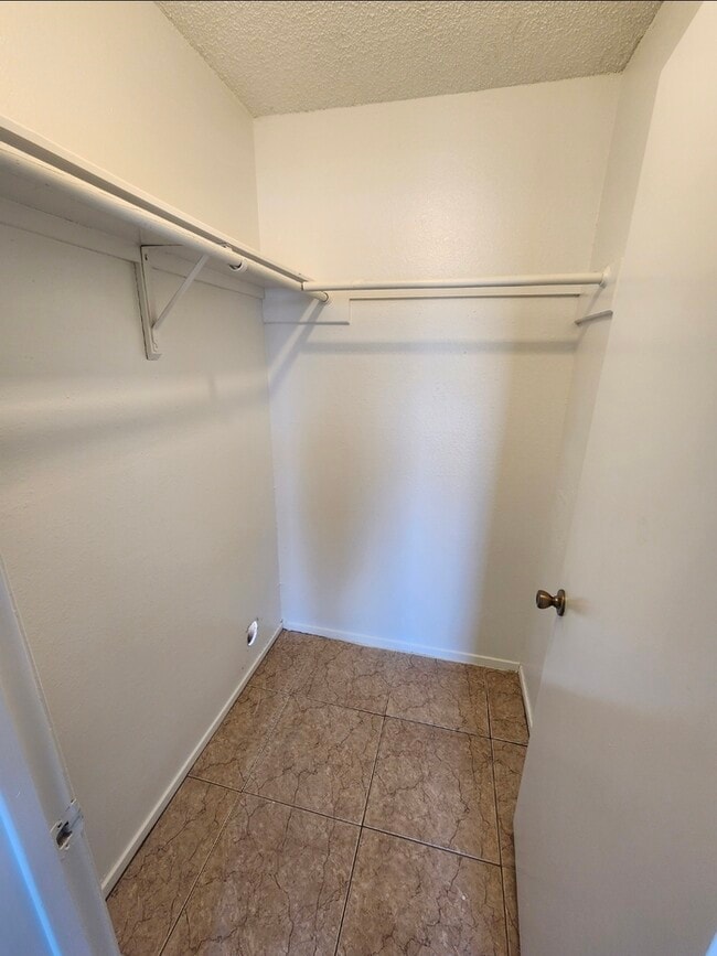 Building Photo - 2 bed 1 bath duplex unit, private backyard.