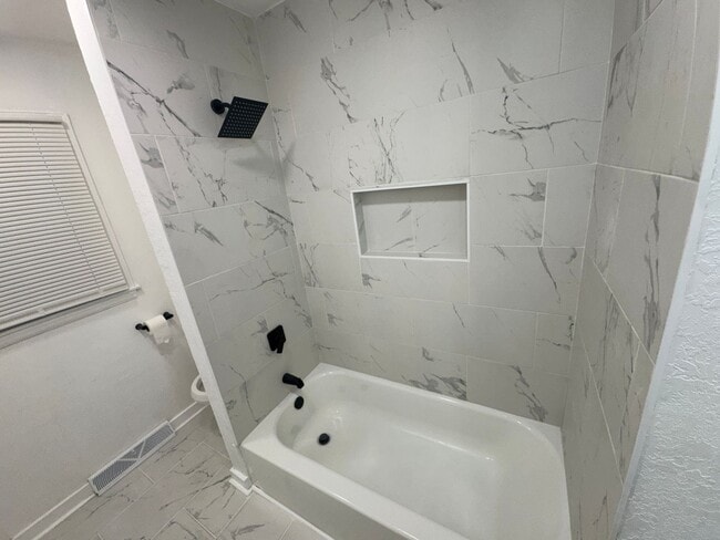 Building Photo - Stunning 4 Bed Newly remodeled!
