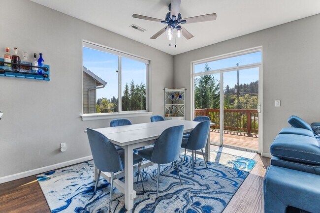 Building Photo - 5-bed, 3-bath Home in Scenic West Salem