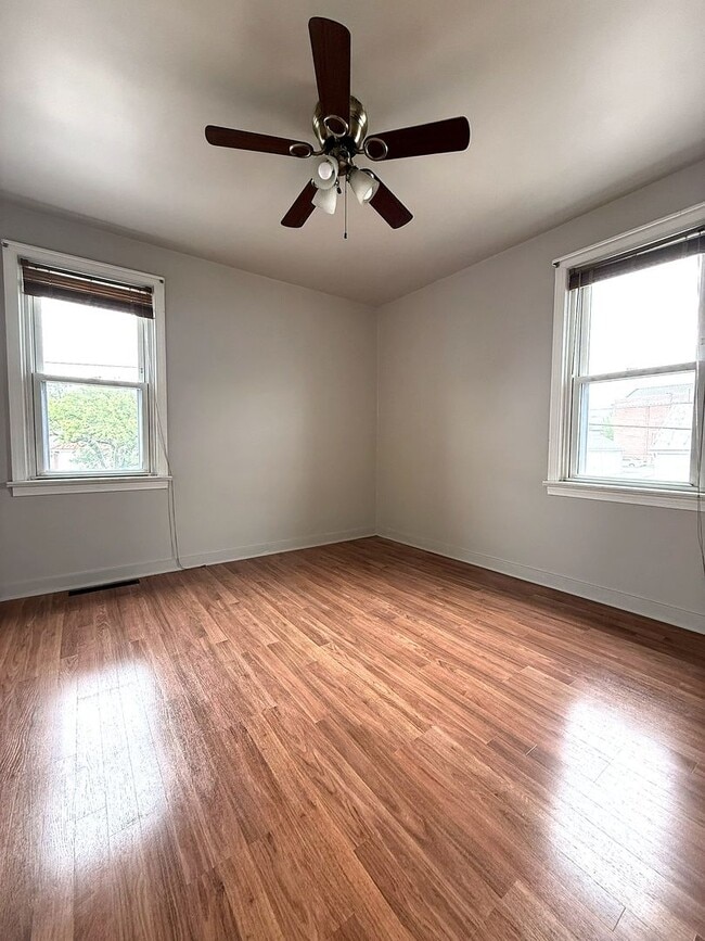 Building Photo - 217 W Maple St