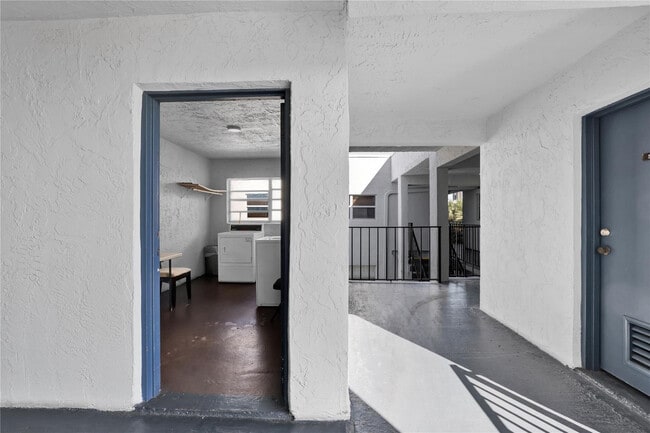 Building Photo - 2800 Somerset Dr
