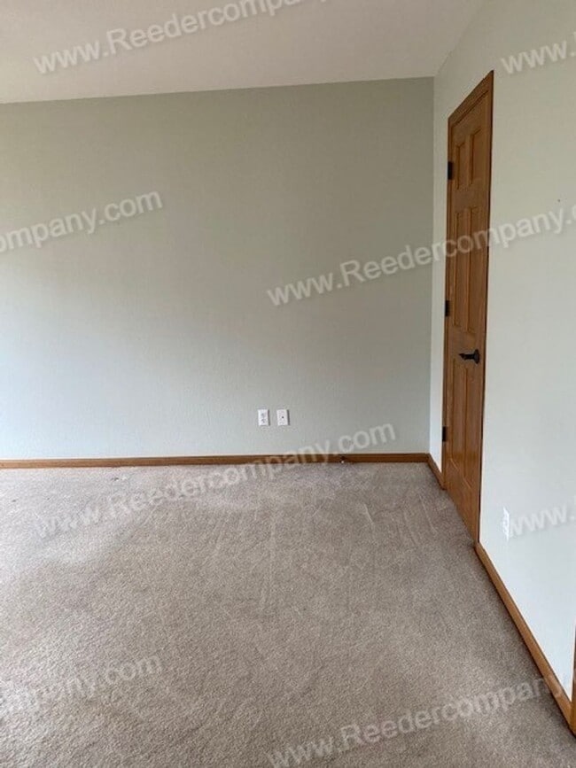 Building Photo - Single level open concept duplex features ...