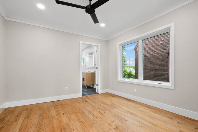 Building Photo - Gorgeous Remodeled West Seattle Craftsman w/ Air Conditioning
