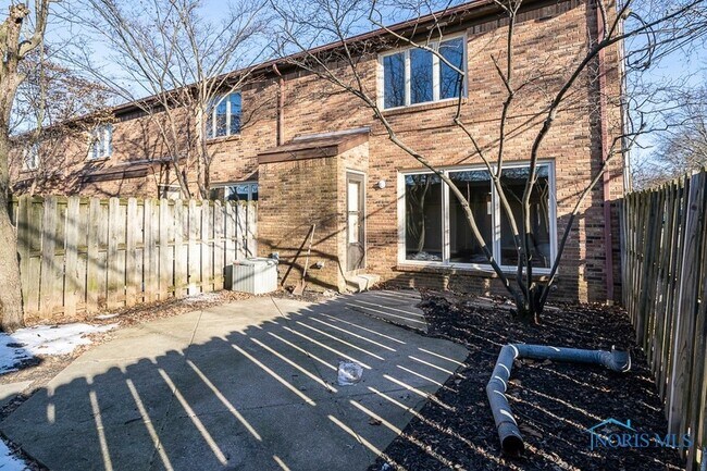 Building Photo - 4045 Hillandale Rd