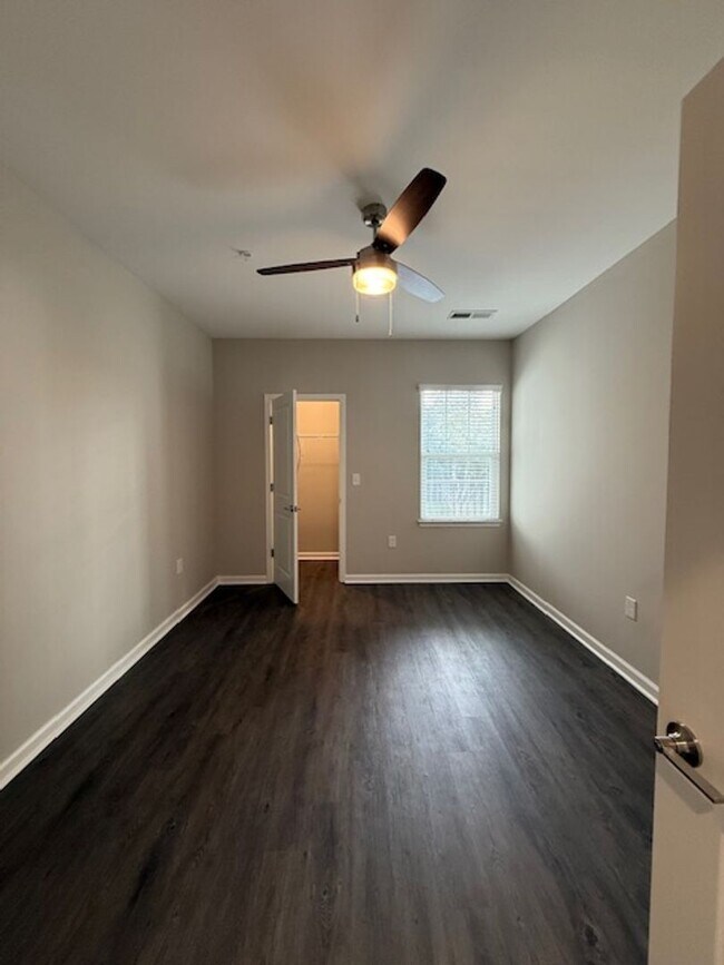 Building Photo - Special Offer! 18 month lease $1,375.00!!