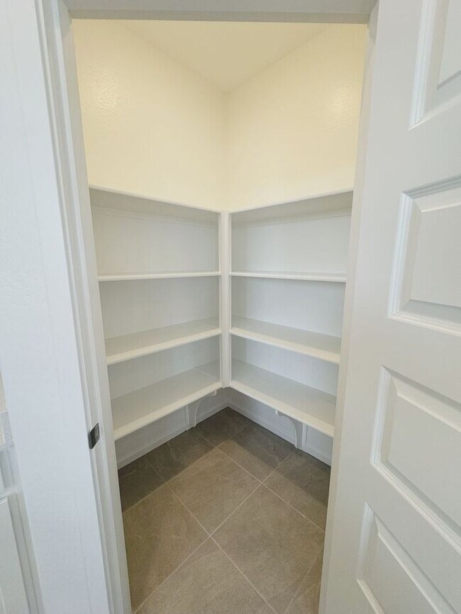 Building Photo - MOVE IN SPECIALS!! 15 DAYS RENT FREE!! New 5-Bedroom Home in Phoenix with Upgrades!