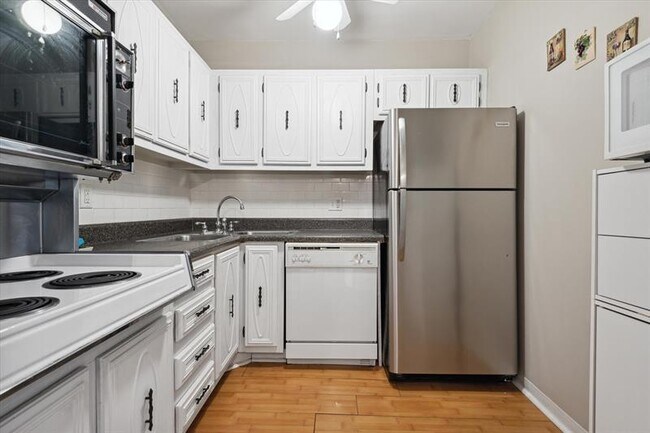 Building Photo - 424 N Riverside Dr