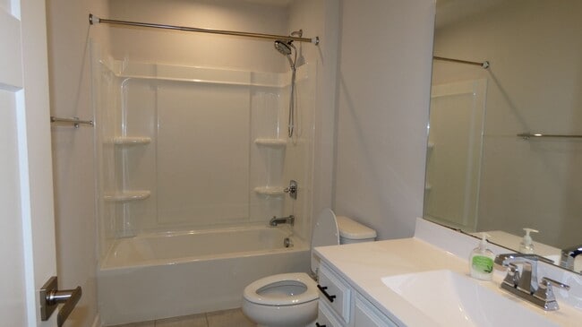 Building Photo - Spacious 4-bedroom, 3.5-bath home in Tipp City, OH