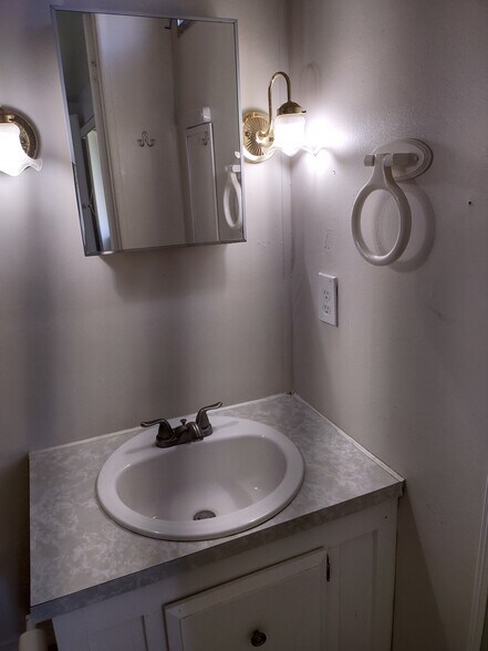 MASTER BATH SINK - 6120 Biscaya Ave