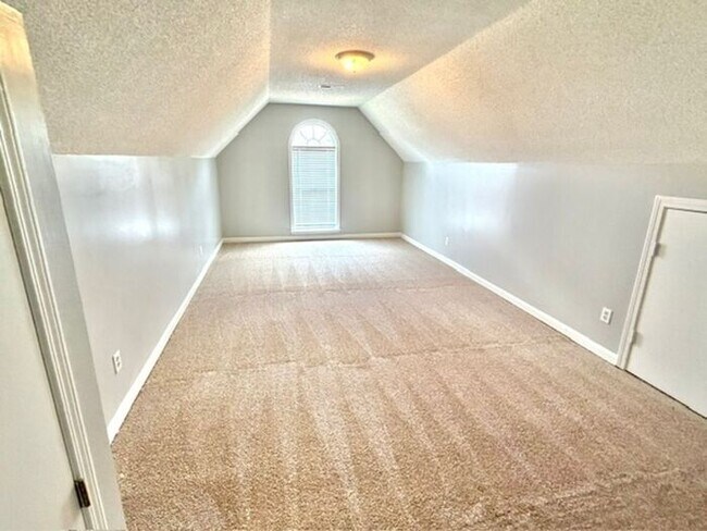 Building Photo - Spacious 4 bedroom with den available now in Cordova.