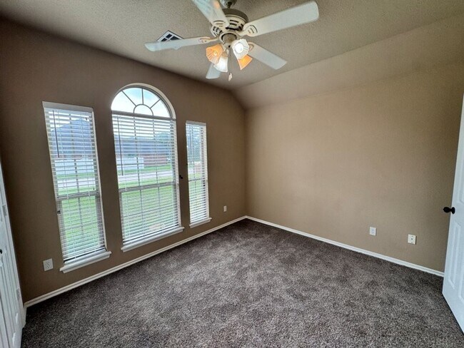 Building Photo - Brand new updates , spacious and a true 4 bedroom home in a gated community in Newcastle! Call us...