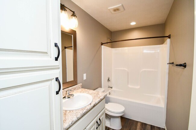 Building Photo - 5 Bedroom 3 Bathroom Single Family Home North Sioux Falls!