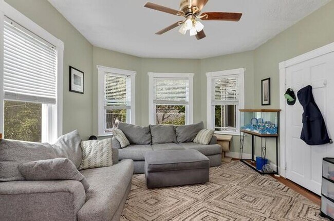 Building Photo - Large 3 bedroom 1 bathroom apartment North Andover