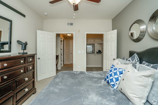 Building Photo - Downtown Luxury | 1-Bed with Style!