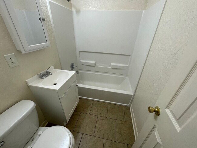 Building Photo - 1907 N Jeanette Ave