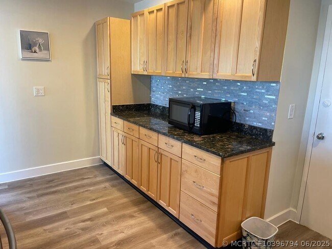 Building Photo - 401 Golden Isles Dr