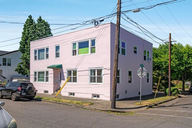 Building Photo - Charming close-in Foster-Powell studio in four-plex—Updated kitchen & bath, shared laundry, share...