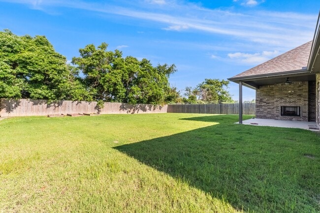Building Photo - Three bedroom home, ready NOW