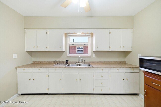 Building Photo - 119 McArthur Dr