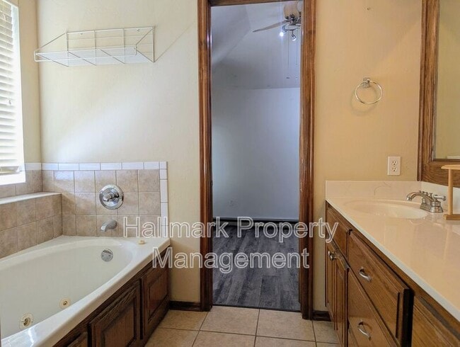 Building Photo - 2705 SE 92nd Cir