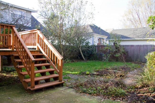 Building Photo - Gorgeous Home in the Heart of Hawthorne wi...