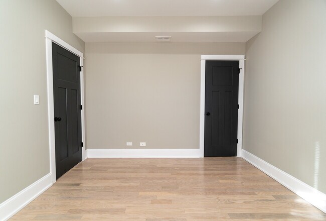 Building Photo - 1706 W Balmoral Ave