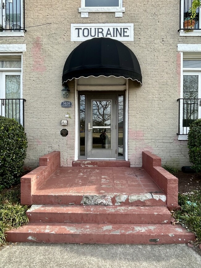 Building Photo - 3020 Colonial Ave