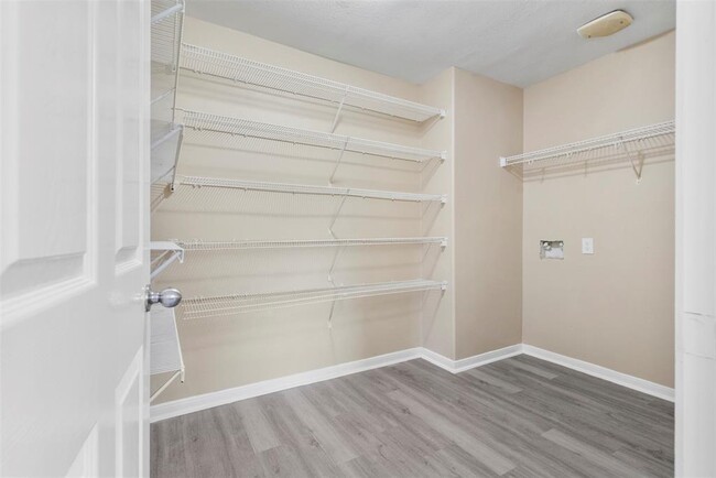 Building Photo - 2423 Pinpoint Dr
