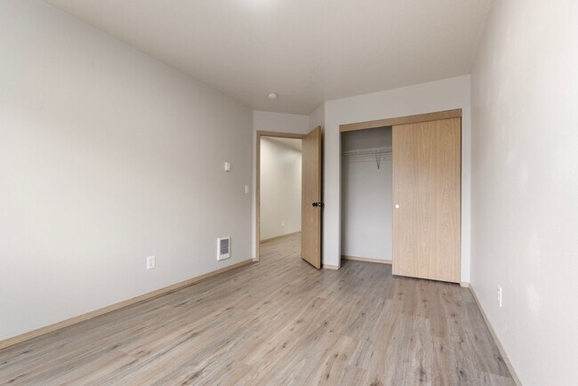 Building Photo - Beautiful Renovated 4b/2.5 bath home - SE Portland