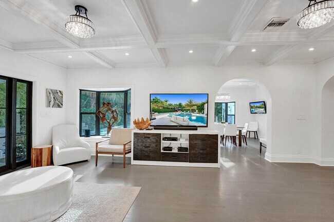 Building Photo - 614 Poinciana Dr