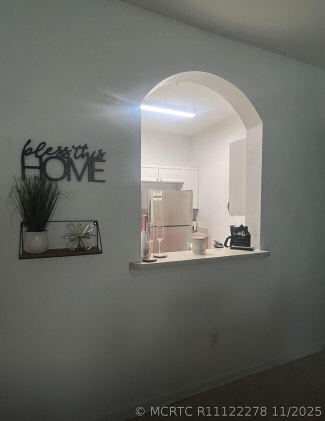 Building Photo - 8101 Coconut Palm Way