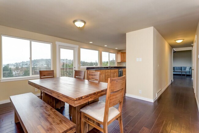 Building Photo - Large 4 Bedroom Edgemoor Home w/ Mother-in-law Suite