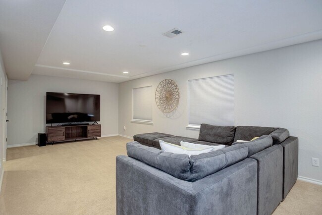 Building Photo - Gorgeous home within the prestigious priva...