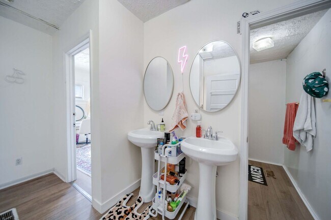 Building Photo - Massive 10 Bedroom Newly Renovated House P...
