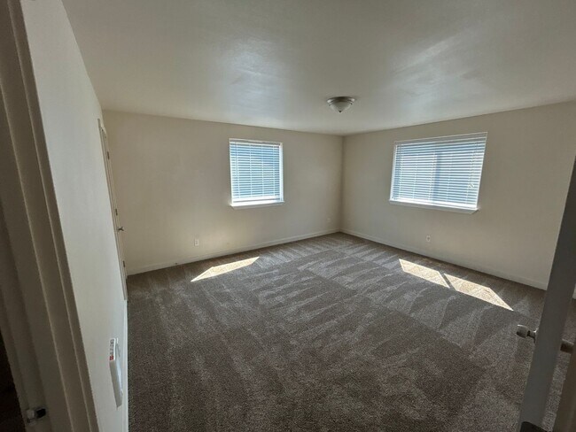 Building Photo - 2236 SW Reindeer Ave