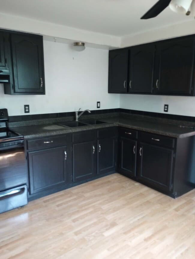 Building Photo - Nice 3 bed 1 bath house with large garage and basement!!!
