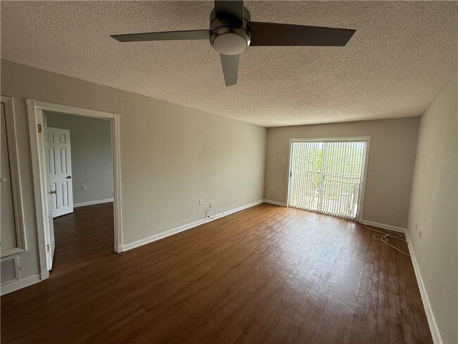Building Photo - 332 Riverbend Dr